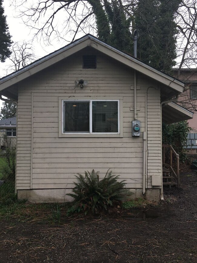 Photo - Affordable studio, available now! House