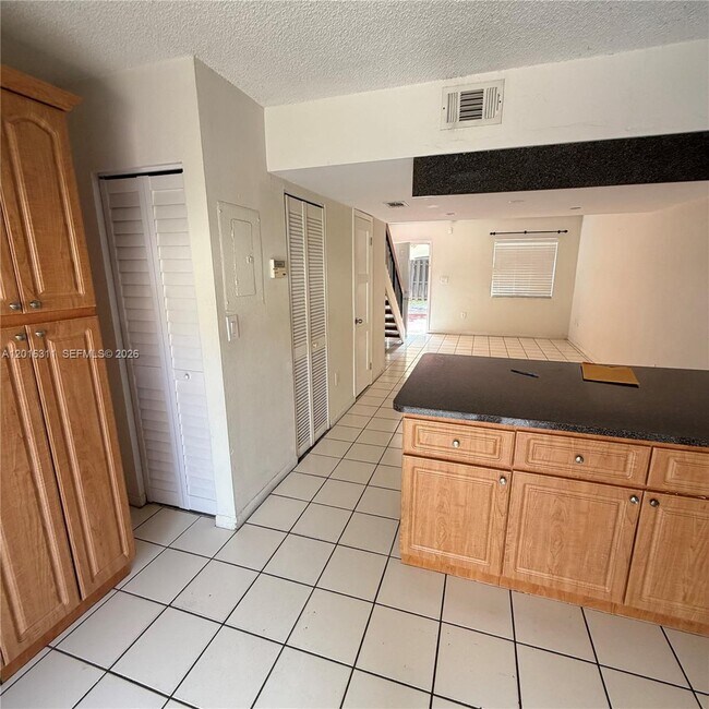 Foto del edificio - 680 NW 82nd Pl