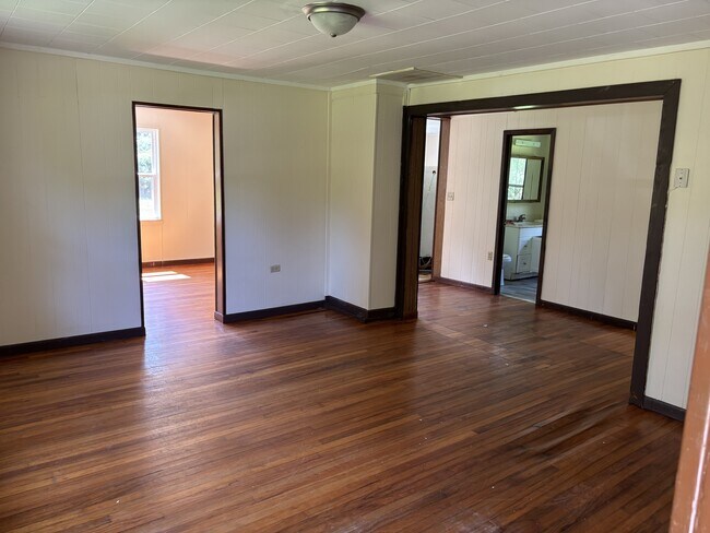 Foto del edificio - 2451 Glen Julia Rd