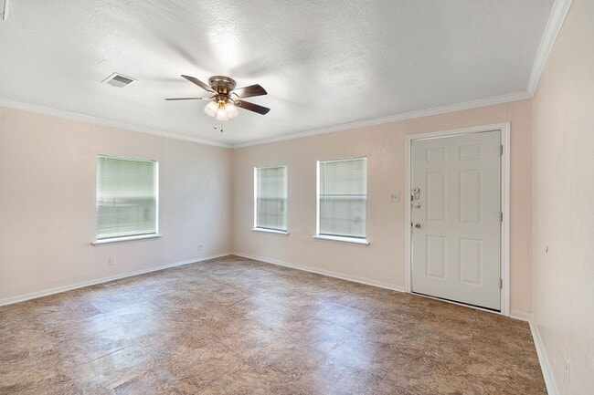 Foto del edificio - Lovely Brick 3 Bed/1 Bath Home w/ Large Covered Deck Back Porch w/ Fully-Fenced Yard