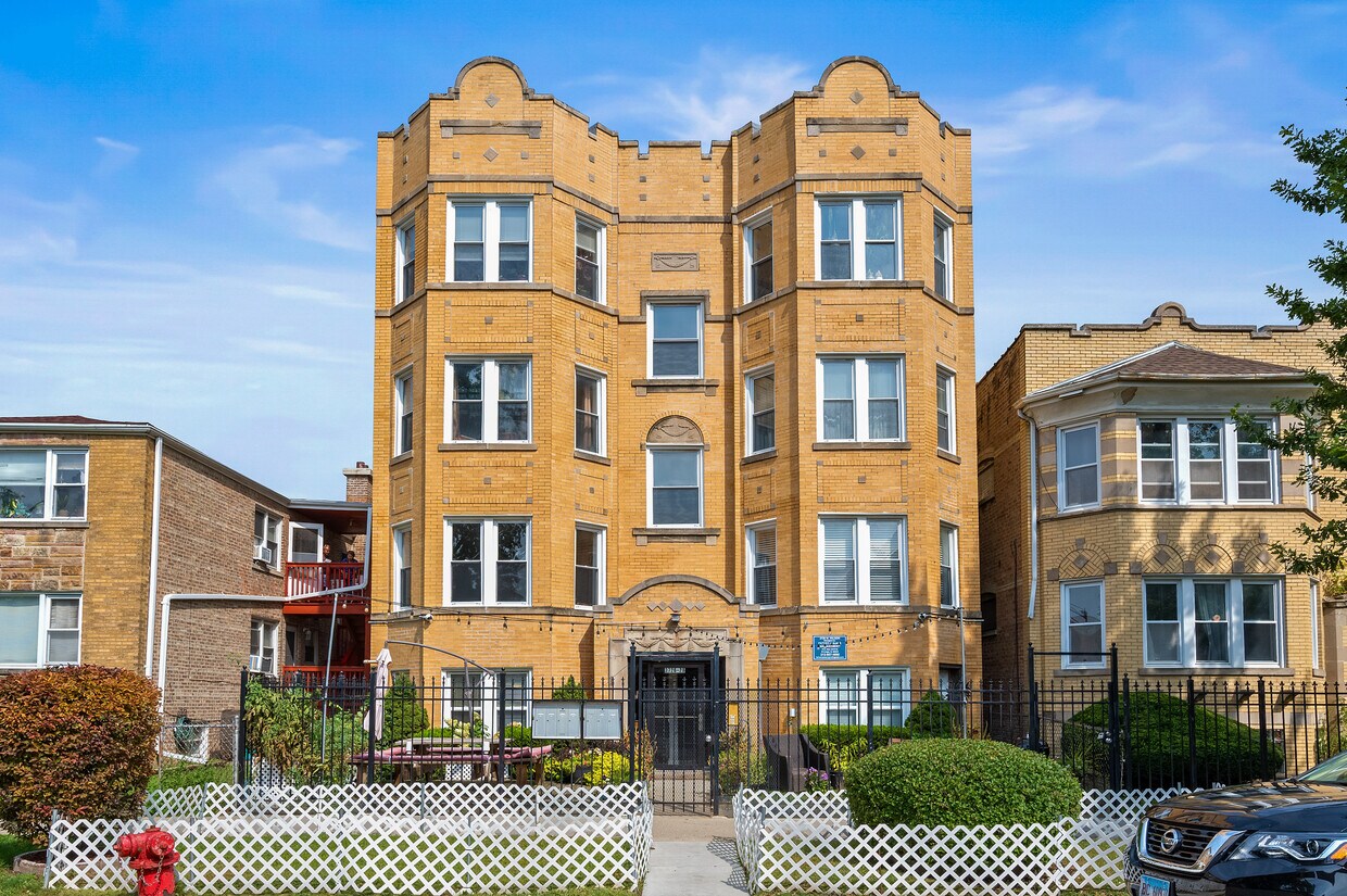 Foto principal - 3728 W Wilson Ave