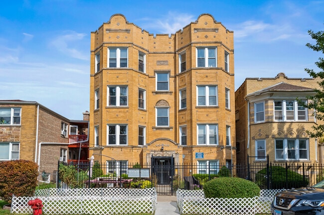 Building Photo - 3728 W Wilson Ave