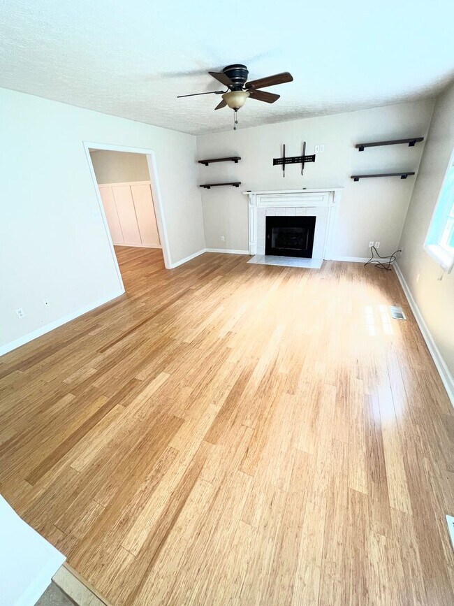 Foto del edificio - 4 Bedroom Home in Lynchburg