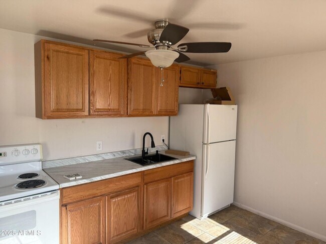 Foto del edificio - 214 W 9th St