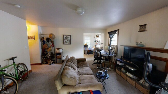 Building Photo - 2 br, 1 bath Triplex - 1514 Golden Ave Unit 2
