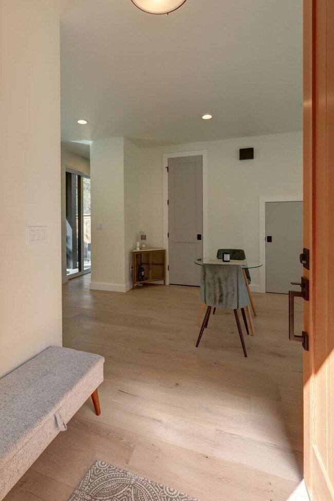 Building Photo - Light-Filled Contemporary Home in Prime Kirkland Location