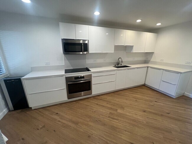 Building Photo - Beautiful upgraded 3 bed 2.5 bath Townhous...