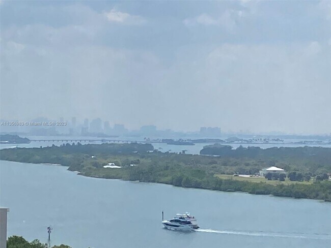 Foto del edificio - 100 Bayview Dr