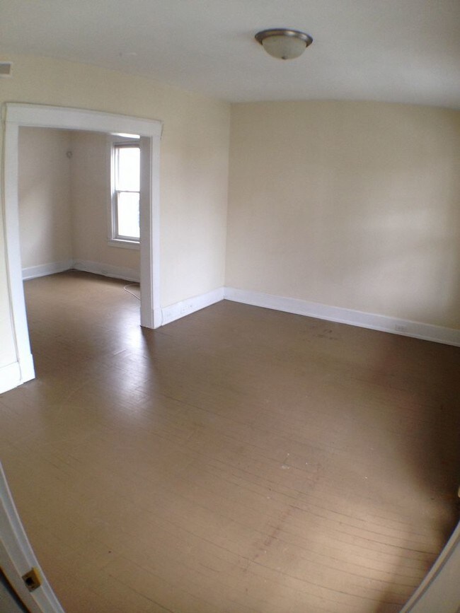 Building Photo - Duplex 2 Bedroom 1 Bath- Amazing deal