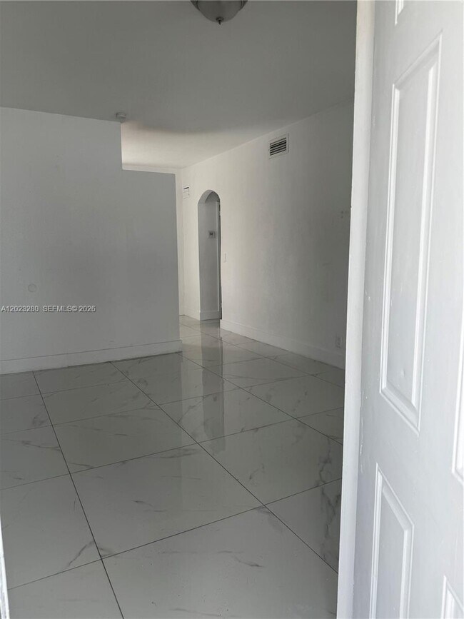 Foto del edificio - 4871 W Flagler St