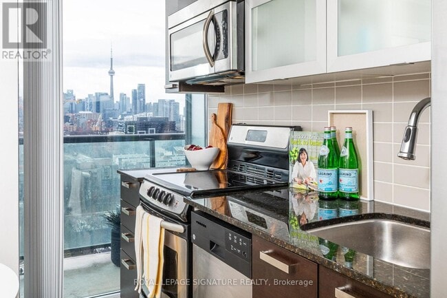 Building Photo - 36 Lisgar St