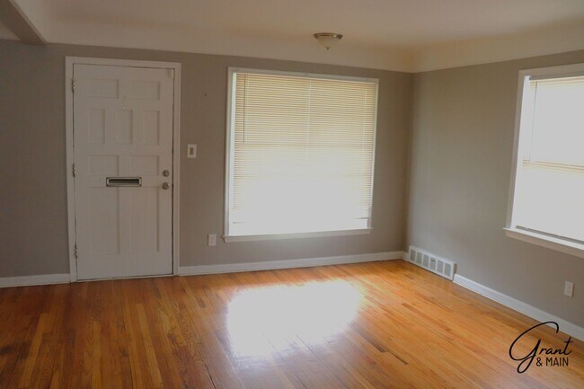 Foto del edificio - Spacious 3 Bedroom - 1 Bath - Redford - $1...