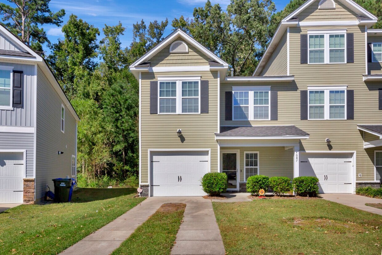 Primary Photo - ? 1/2 OFF FIRST FULL MONTH'S RENT! ? West ...