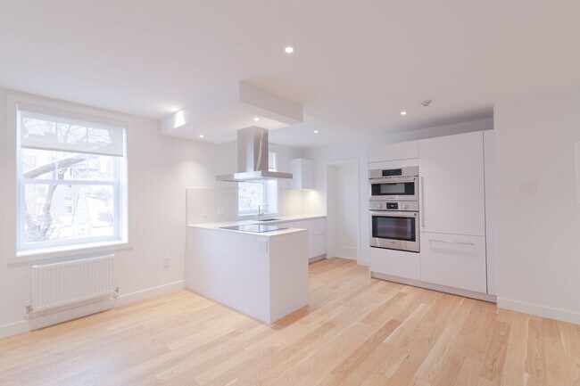 Photo du bâtiment - 4715 Chem. Queen Mary