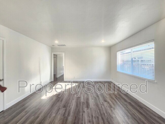 Building Photo - 1638 E San Fernando St