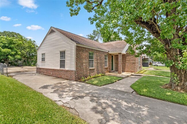 Building Photo - 4831 Culmore Dr