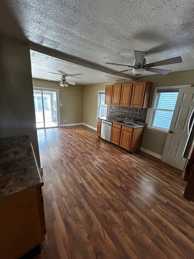 Foto del edificio - "Coming Soon" 3 Bedroom Possible 4 Bedroom...