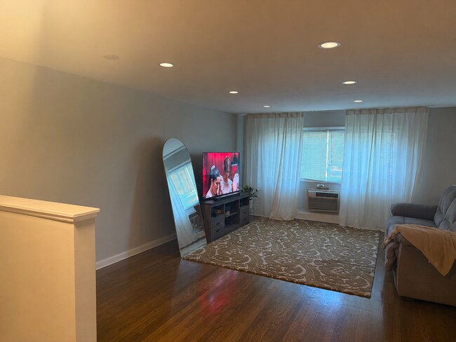 Amplia sala de estar - 728 Dempster St