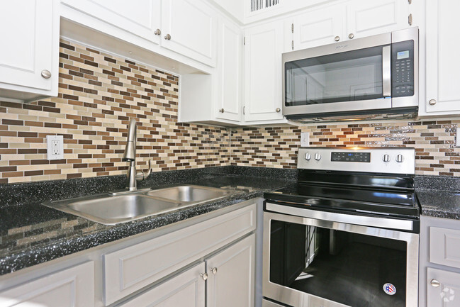 2BR, 1BA - 800 SF - Lamar Villa Apartments