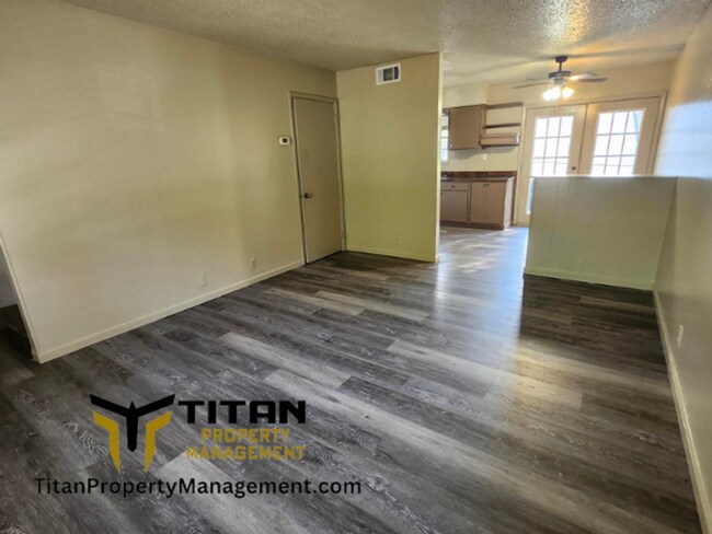 Building Photo - 2 bed/1 bath Townhouse