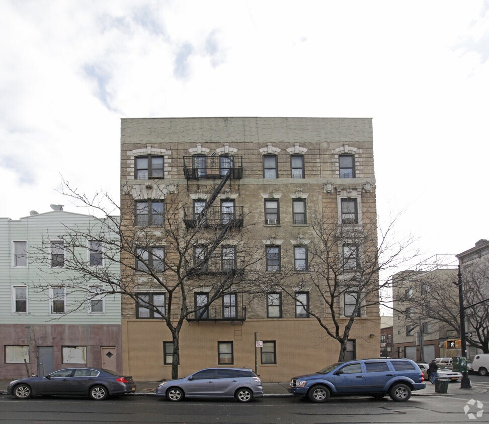 Building Photo - 1092 Manhattan Ave
