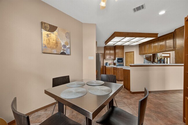 Foto del edificio - 1623 Lake Arbor Dr