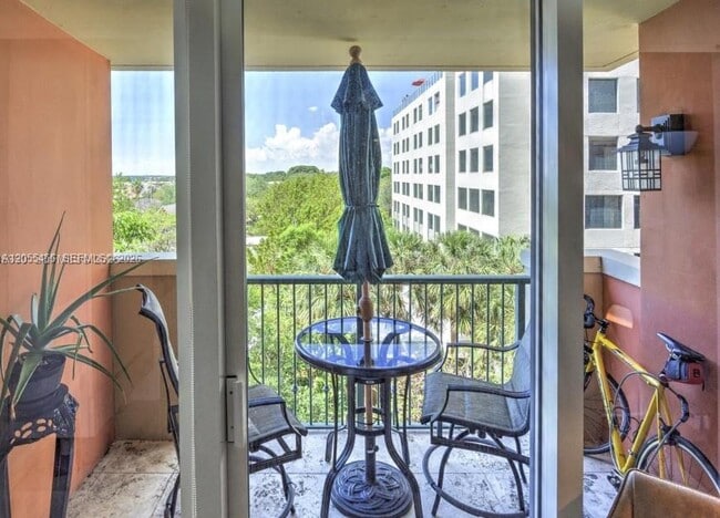 Building Photo - 2951 S Bayshore Dr