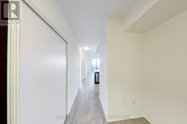 Photo du bâtiment - 560 N Service Rd