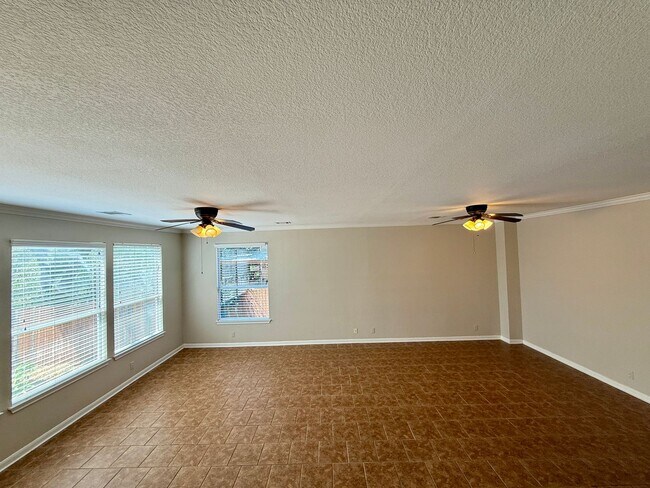 Building Photo - Beautiful Spacious Home on a Quiet Street ...