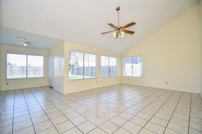Building Photo - 10110 Shadow Pine Dr