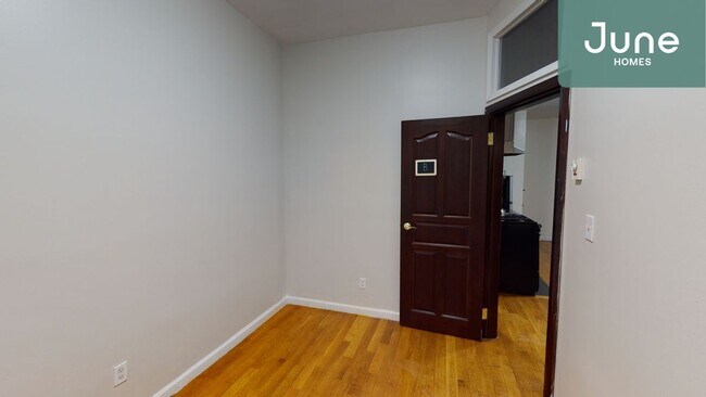 Foto del edificio - Full room in 3-bed/1.0-bath Home