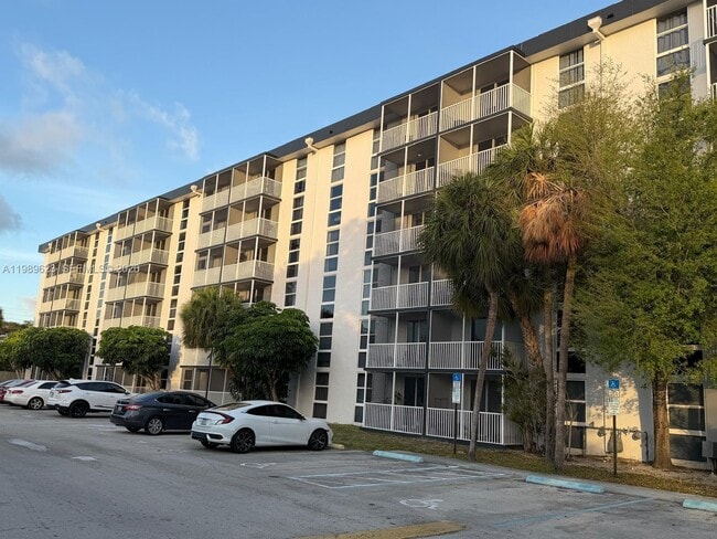 Foto del edificio - 16950 W Dixie Hwy