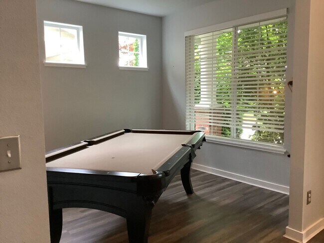Foto del edificio - 5 BEDROOMS 2 STORY HOME IN PORT ORCHARD