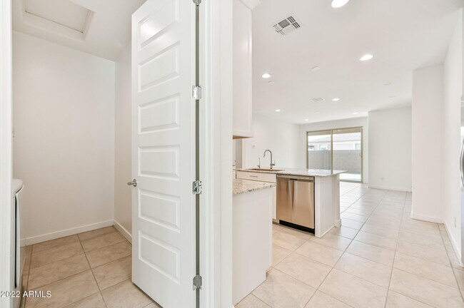 Building Photo - 8909 W Palo Verde Dr