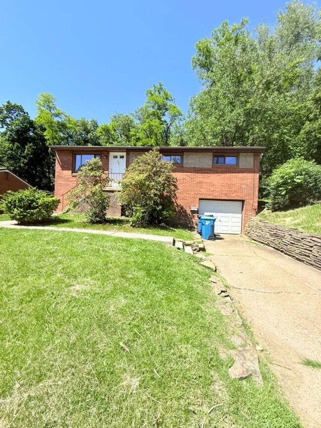 Foto del edificio - Fabulous 3 bed 1 bath House in Penn Hills