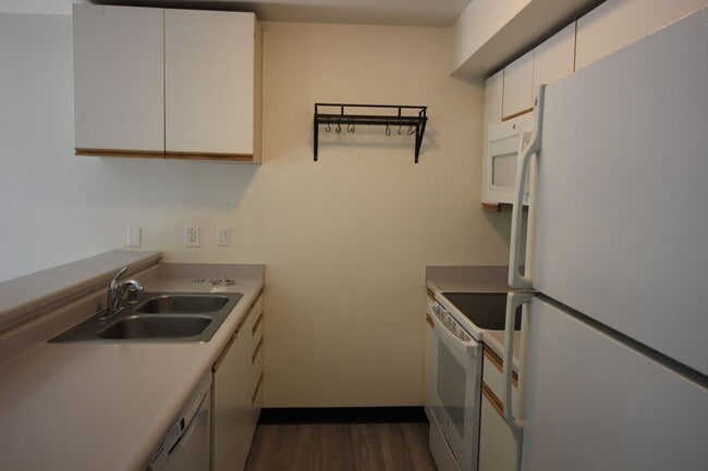 Building Photo - 2 Bedroom Condo For Rent