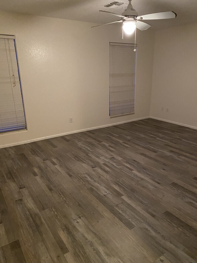 Foto del edificio - 42553 W Michaels Dr