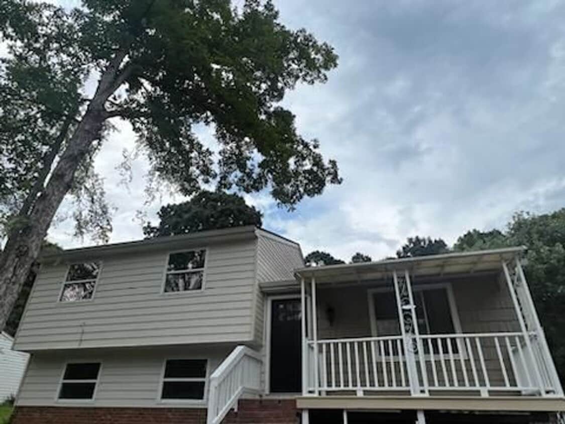 Primary Photo - 5 bedroom 2.5 bath home
