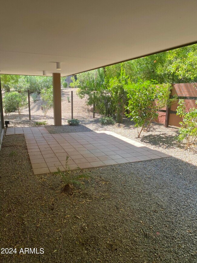 Foto del edificio - 7131 E Rancho Vista Dr