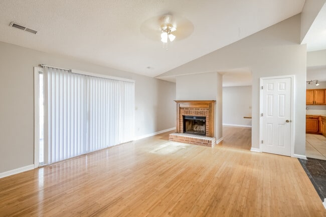 Building Photo - Inviting and Spacious 3 Bedroom Home in Summerville