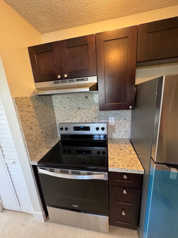 Building Photo - 1121 W River Dr