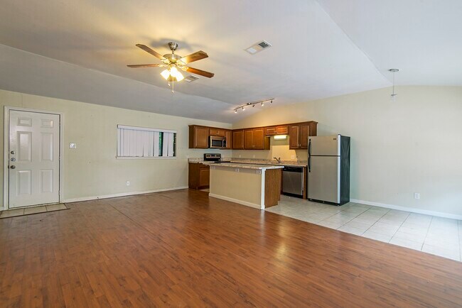 Foto del edificio - 5031 Pine Ave