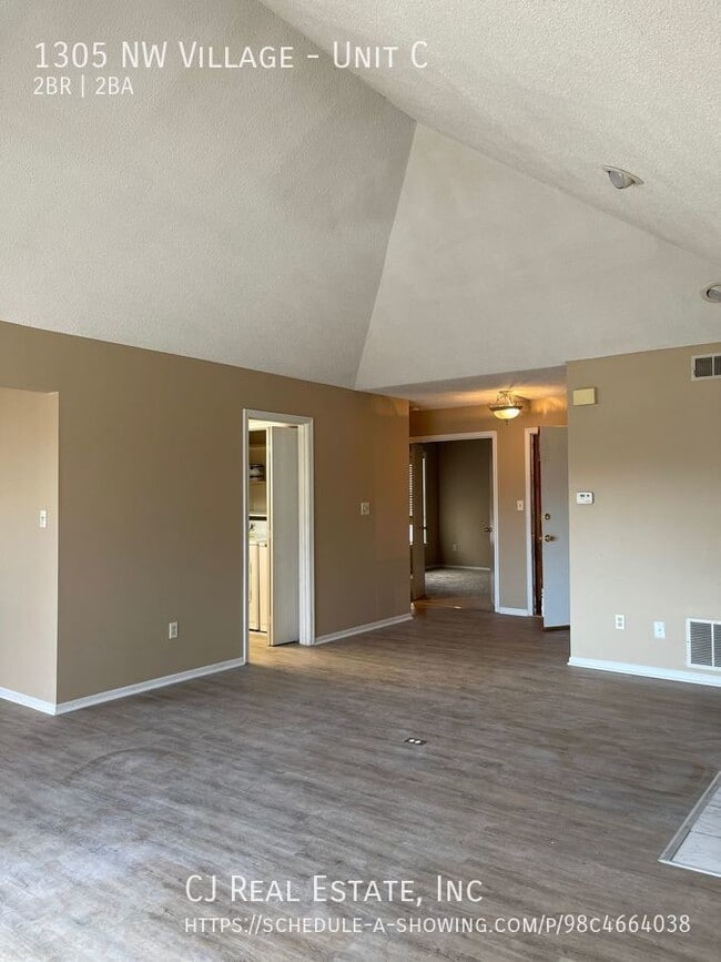 Building Photo - 1305 NW Village-Unit C