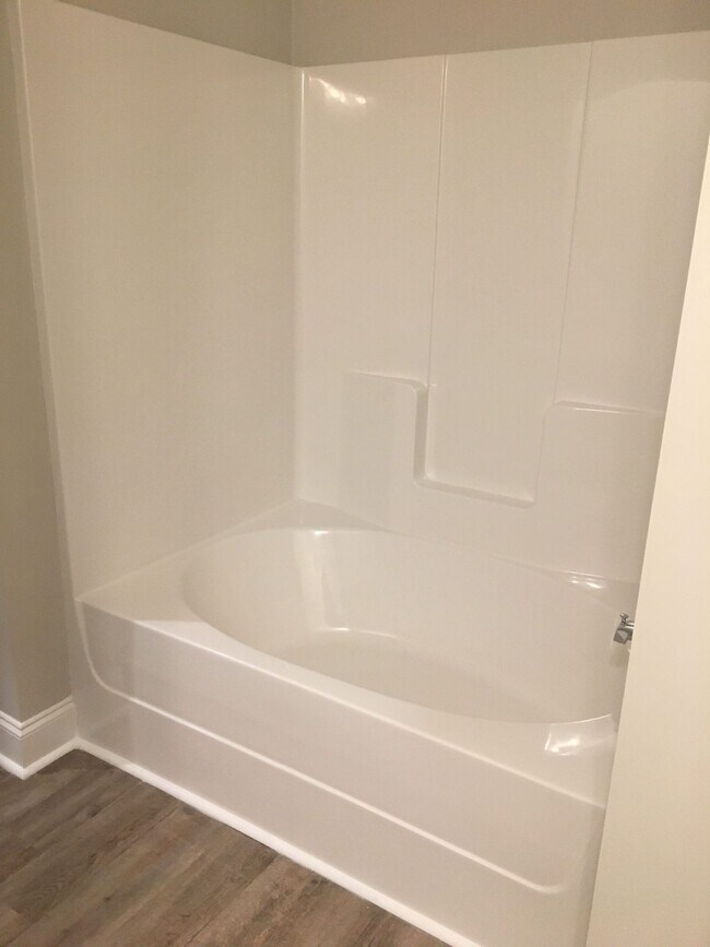 Building Photo - 2 Bed/ 2 Bath Townhome - 7 Minutes from Fo...