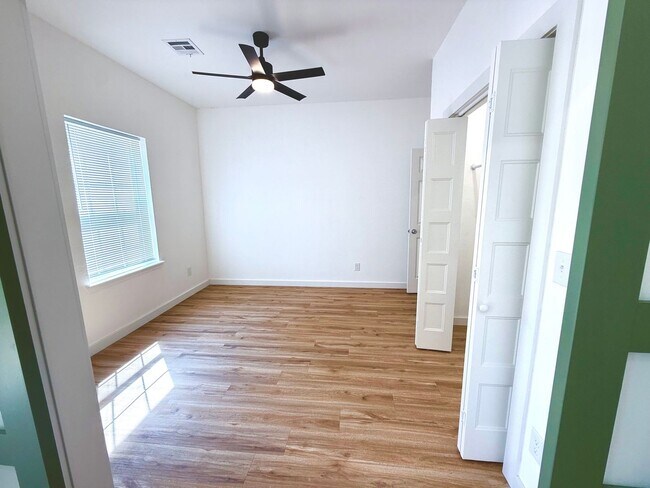 Foto del edificio - Completely Remodeled 1BD 1BA Duplex Locate...
