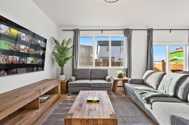 Photo du bâtiment - 1430 Aster Way NW