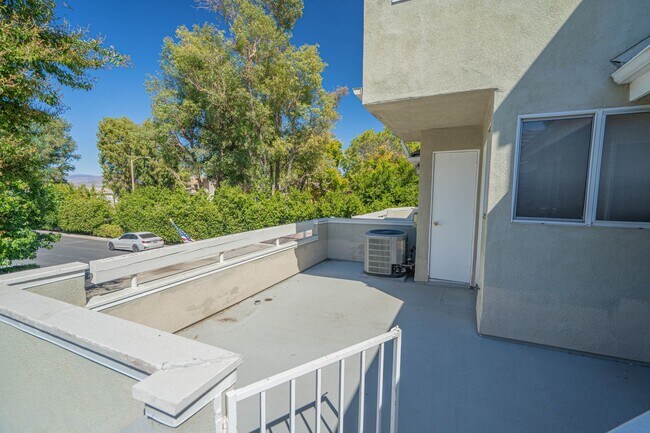 Foto del edificio - Spacious 1-Bedroom Condo with Loft PLUS Bonus Room in Valencia's Arbor Park Community!