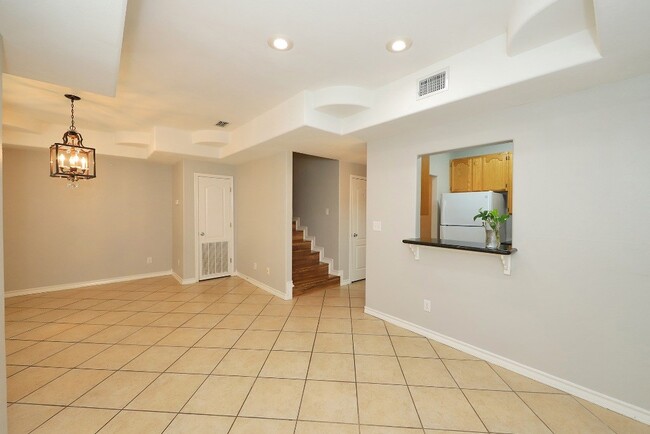 Building Photo - 1000 Ranchway Dr