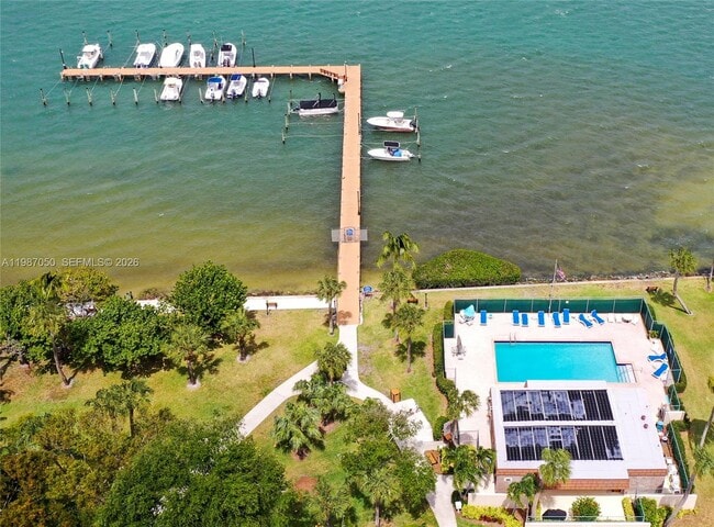 Building Photo - 825 Center St