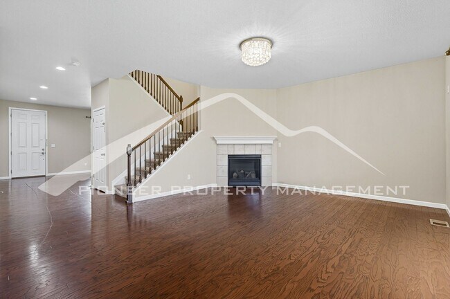 Foto del edificio - Stunning Home with Central AC and 2-Car Ga...